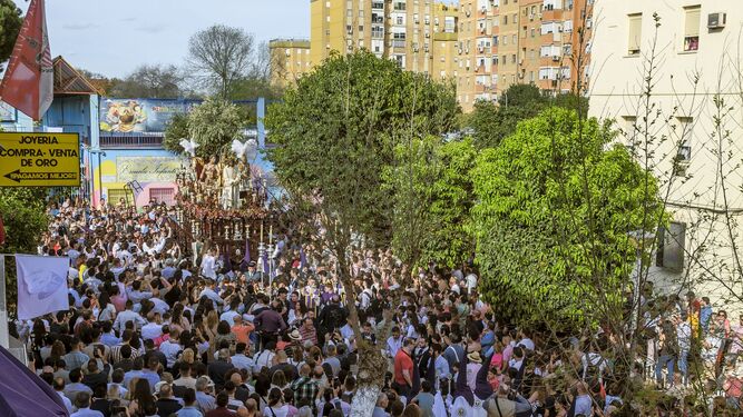 Una multitud acompaña al paso de misterio de la cofradía de Pino Montano el Viernes de Dolores.