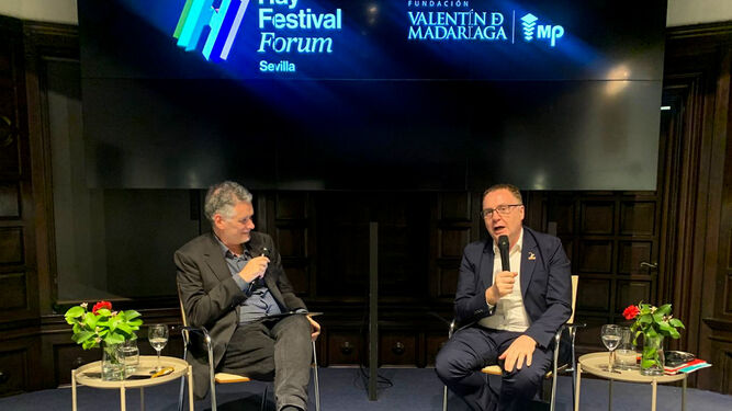 Miquel Molina y Greg Clark en la charla sobre las ciudades en el 'Hay Festival Fórum Sevilla', este viernes..