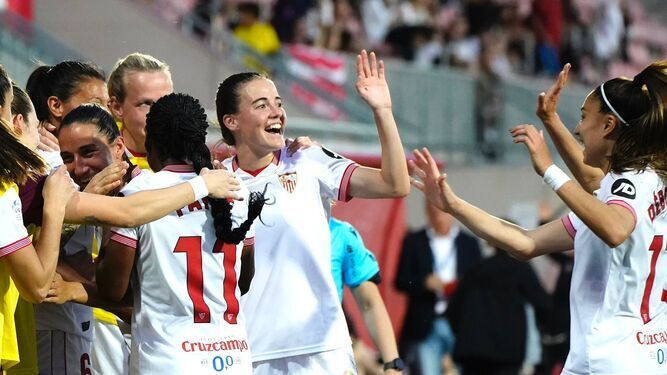 Las jugadoras del Sevilla Femenino celebran el tercer tanto contra el Levante Las Planas.
