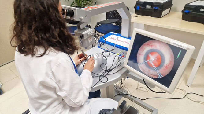 Médica interna especialista  realizando una simulación de microcirugía oftalmológica