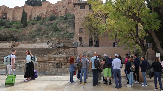 Un grupo de turistas en la Alcazaba de la capital malagueña.