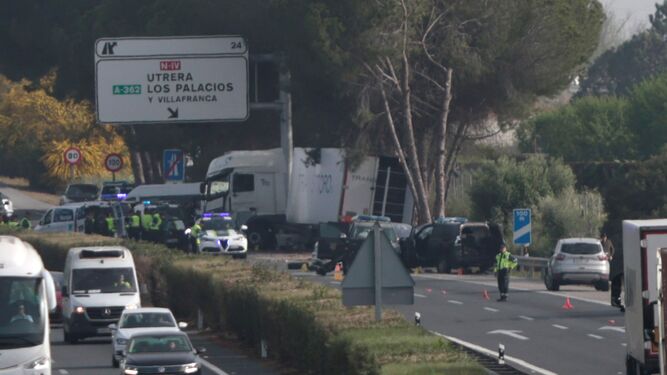 La Guardia Civil en el lugar del accidente donde han perdido la vida seis personas.