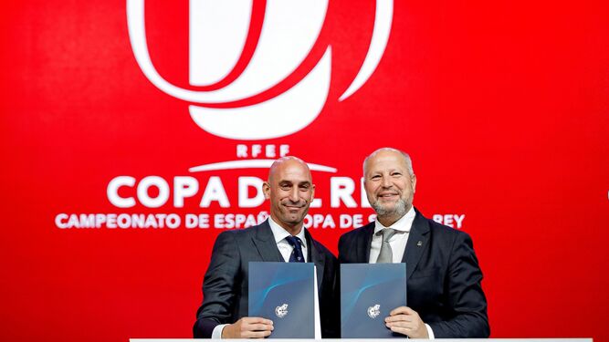 Luis Rubiales y Javier Imbroda, al firmar el acuerdo para las finales de Copa en la Cartuja.