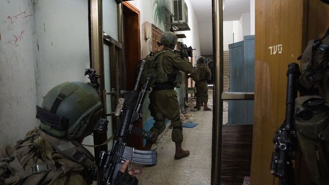 Soldados israelíes en el interior del hospital Al Shifa de la ciudad de Gaza.
