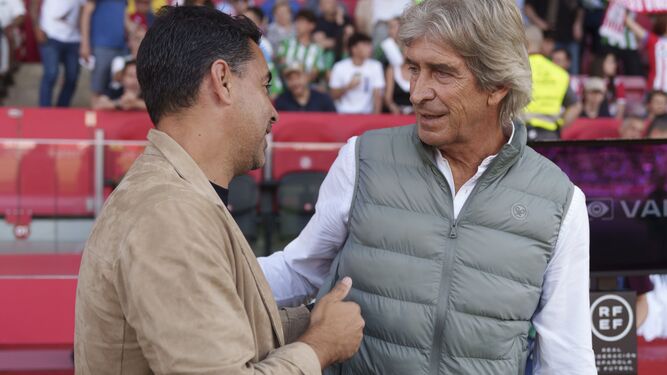 Míchel y Manuel Pellegrini se saludan en el encuentro de la pasada temporada en el estadio del Girona.