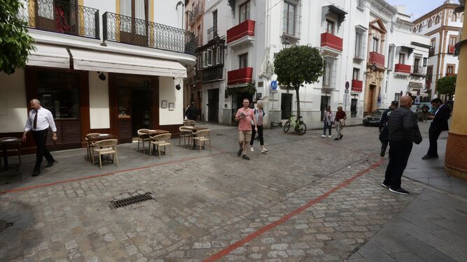 Líneas rojas en el suelo por vallas en algunos puntos críticos de la Semana Santa de Sevilla.