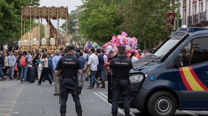Policías nacionales protegen el paso de la Virgen del Refugio por la Puerta de la Carne.