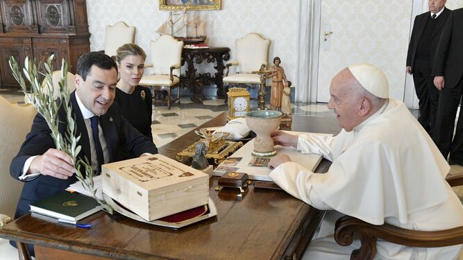 Juan Manuel Moreno y su mujer, Manuel Villena, conversan con el papa Francisco