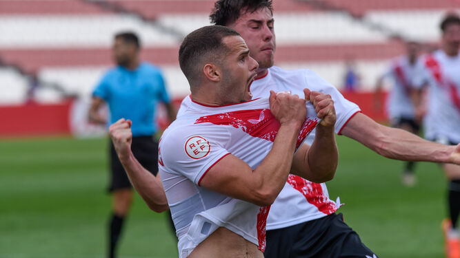 Ramón Martínez celebra el gol de la remontada final contra la Balona.