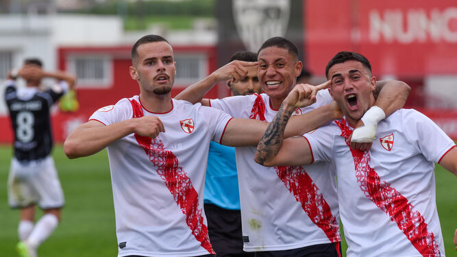 Ramón Martínez celebra su gol ante el RB Linense, junto a Mateo Mejía y Antonio Zarzana