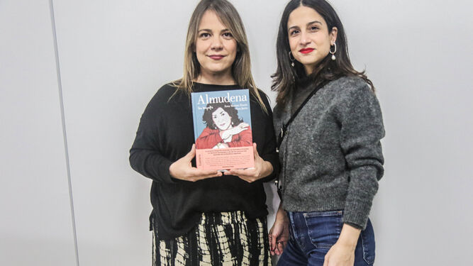 Aroa Moreno y Ana Jarén, con un ejemplar de ‘Almudena, una biografía’.