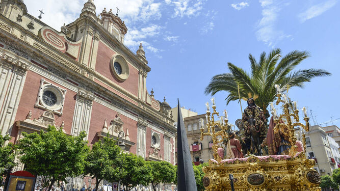 El tiempo se pone en marcha cuando Jesús baja la rampa del Salvador montado en una burra, es la Borriquita ya en las calles de Sevilla.