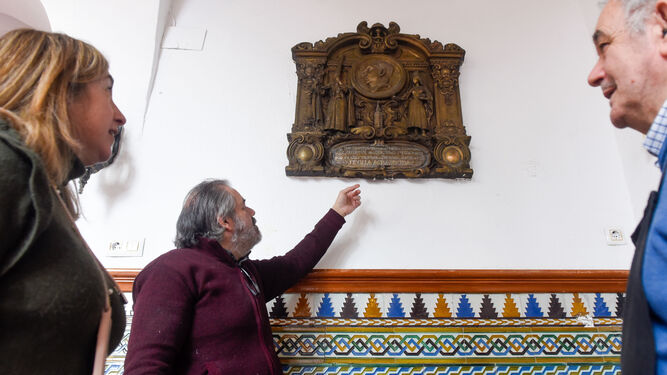 Varias personas observan la placa de gratitud a Antonio de la Peña en el Círculo Mercantil