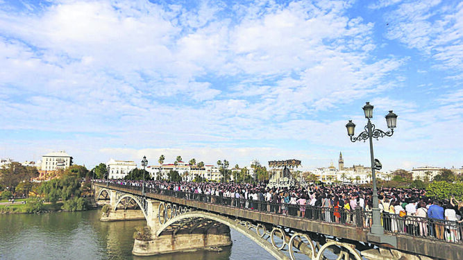 La Virgen de la Estrella cruza el puente de Triana camino de Sevilla en la tarde del Domingo de Ramos.