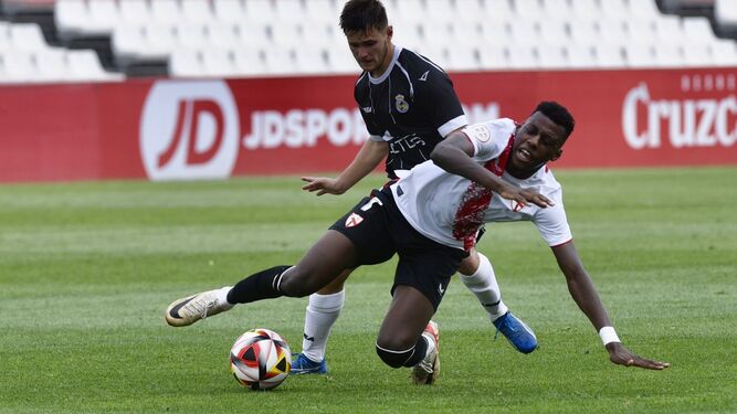 Musa cae ante un rival en el Sevilla Atlético-Balona.