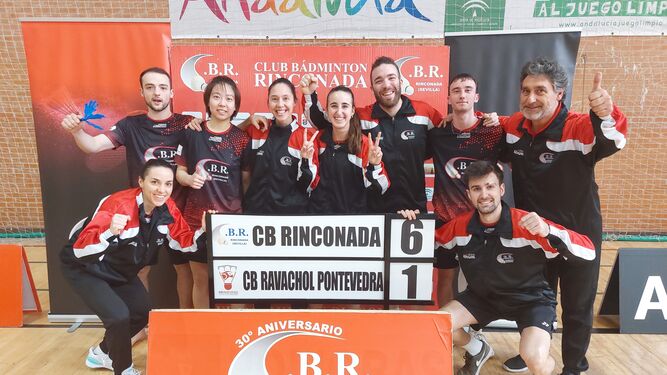 El equipo del Bádminton Rinconada celebra el 6-1 contra el Ravachol.