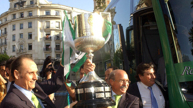 Lopera y Serra Ferrer levantan la Copa del Rey antes de entrar en el Ayuntamiento y mostrarla al beticismo presente en la Plaza Nueva.