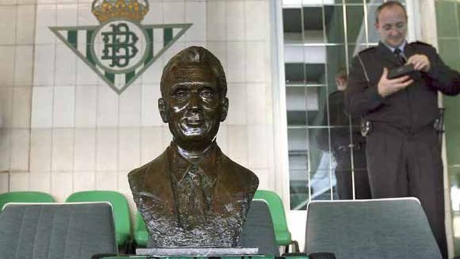 El busto de Lopera en el palco del estadio del Real Betis, antes del derbi copero de 2007