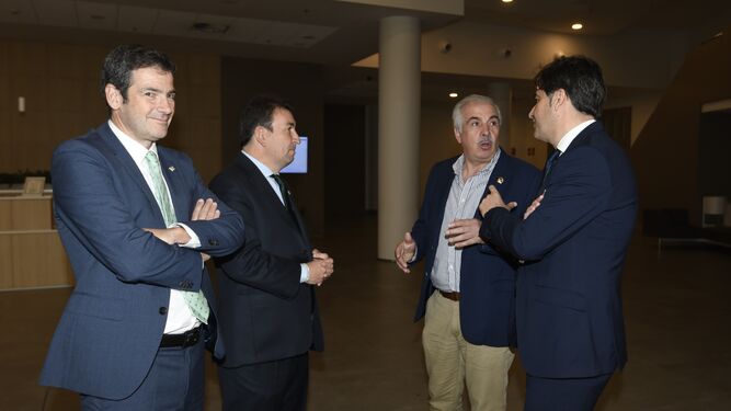 Ramón Alarcón, López Catalán, y Ángel Haro hablan con Juan de Dios Álvarez, presidente de las peñas béticas.