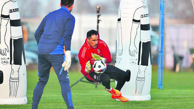 Bravo se ejercita en un entrenamiento reciente con la selección chilena.