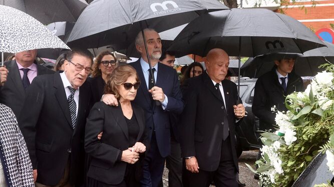 Javier Páez, sobrino, y la esposa de Lopera, acompañan al coche fúnebre.