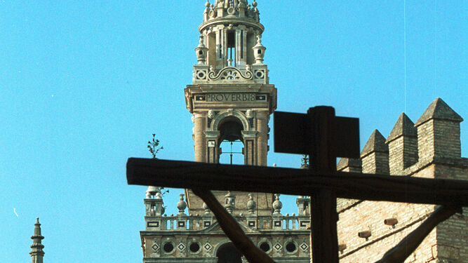 El Cristo de la Buena Muerte en el contraluz único de la Giralda y los remates de la Catedral.