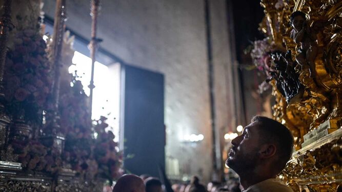 Un hermano de San Pablo ante sus titulares tras cancelar la lluvia su salida procesional en el Lunes Santo de 2024.
