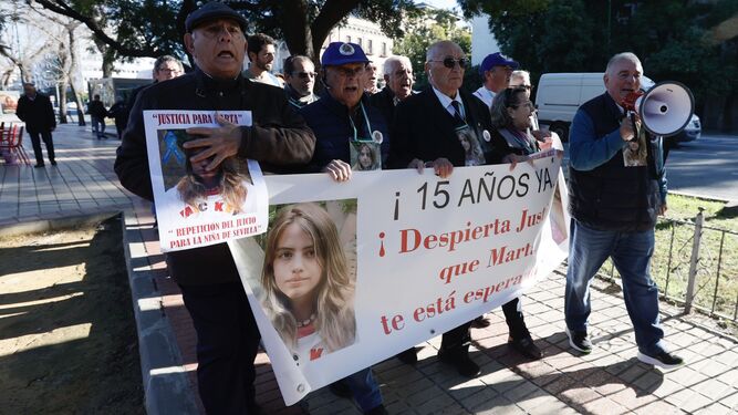 José  Antonio  Casanueva, acompañado de familiares y amigos durante la concentración por los 15 años del asesinato de Marta del Castillo.