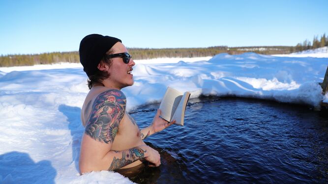 Un baño frío con lectura tras la sauna en un lago finlandés