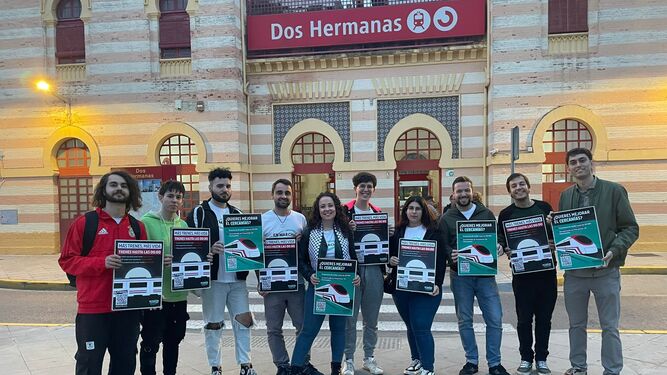 Jóvenes de Dos Hermanas recogen firmas para mejorar la C-1 de Cercanías de Sevilla con más trenes