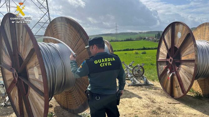La Guardia Civil detiene a dos personas tras sustraer 200 metros de cableado de alta tensión