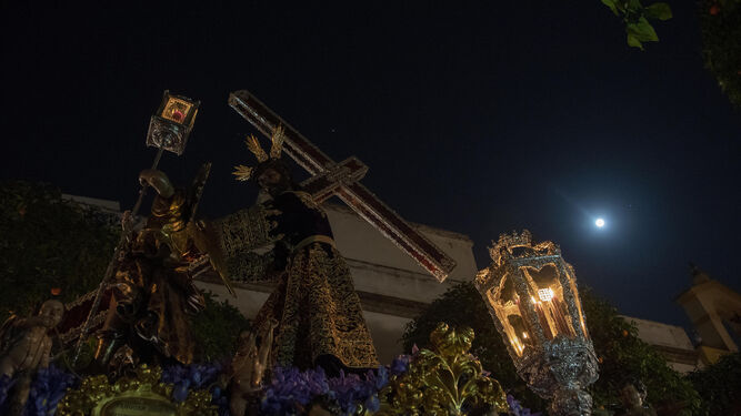 Nuestro Padre Jesús Nazareno bajo la luna del Parasceve el pasado Viernes Santo de Madrugada.