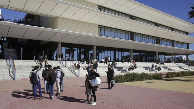 Entrada de la Universidad Loyola Andalucía de Sevilla.