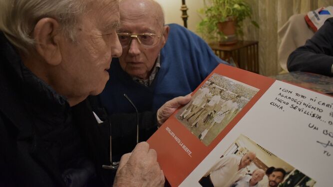 ⁠Domingo muestra a Julián un álbum personal con recuerdos sobre su Sevilla FC.