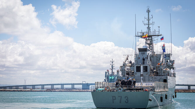 El patrullero de la Armada 'Vigía', saliendo de Puntales en Cádiz.