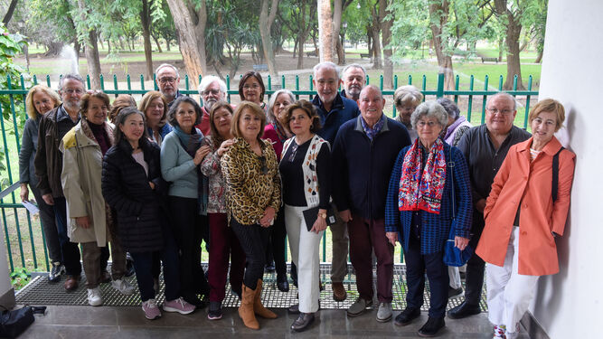 Los integrantes del primer alojamiento colaborativo para mayores en Sevilla capital, en marzo.