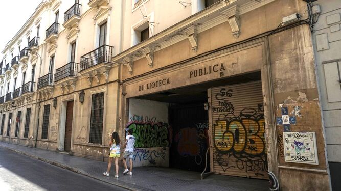 La Junta limpia la antigua biblioteca de la calle Alfonso XII de Sevilla pero aún no sabe qué uso darle