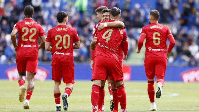 Acuña abraza a Sergio Ramos tras el gol del triunfo en el Getafe-Sevilla el Sábado Santo.