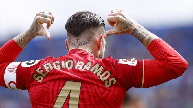Sergio Ramos señala su nombre en la camiseta tras marcar el gol del triunfo sevillista.