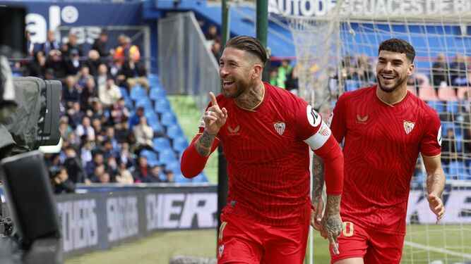 Sergio Ramos celebra ante una cámara su gol en el minuto 5 del Getafe-Sevilla, ante Isaac.