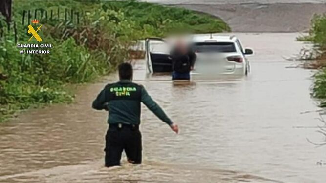La Guardia Civil rescata a una pareja atrapada por el agua en Aznalcázar