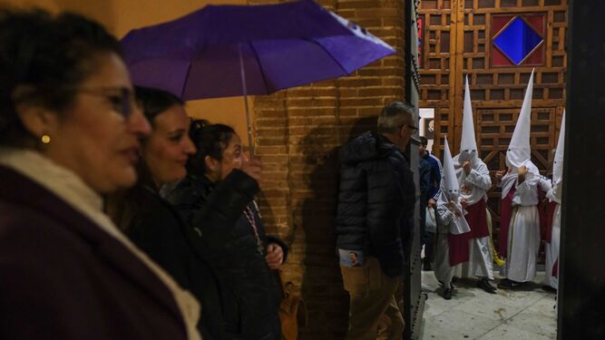 Público, con paraguas, en la puerta de San Vicente, de donde no pudo salir las Siete Palabras.