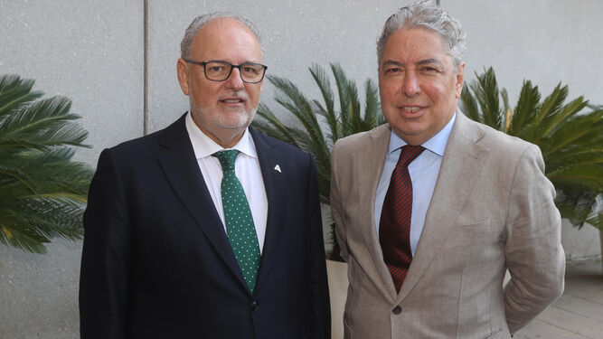 El ex viceconsejero de Salud Miguel Ángel Guzmán, a la izquierda de la imagen, junto a Tomás Burgos, viceconsejero de Presidencia.