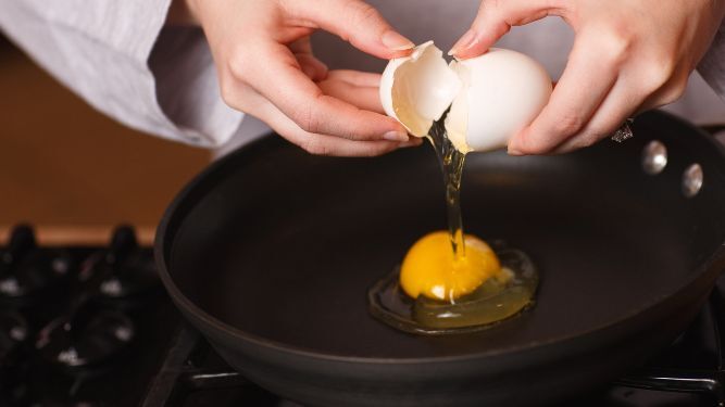 Conviértete en un maestro cocinando huevos gracias a estos ingeniosos trucos de TikTok
