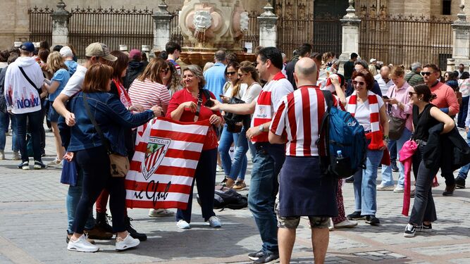 Aficionados del Athletic Club de Bilbao, junto a la Catedral de Sevilla.