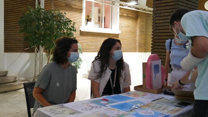 Personal sanitario durante las jornadas de puertas abiertas para pacientes oncológicos del hospital.