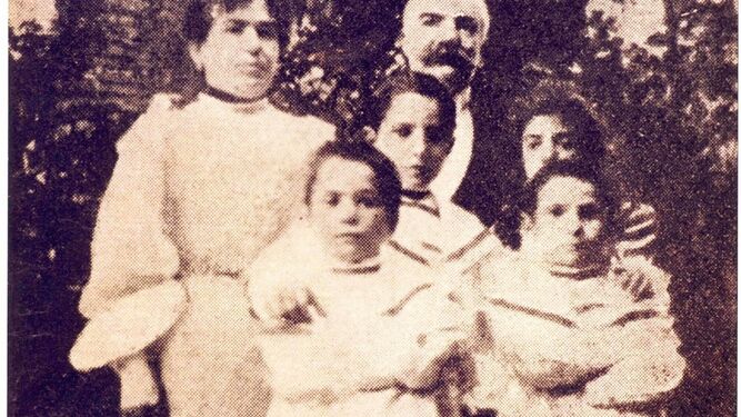 El escritor italiano Emilio Salgari y su familia (Verona, 1862-Turín, 1911)
