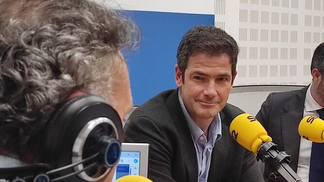 Ramón Alarcón atiende a las preguntas de Santiago Ortega, jefe de deportes de Radio Sevilla.