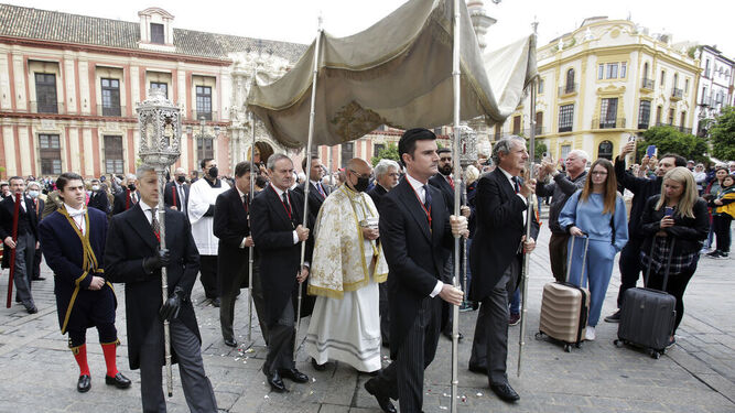 El Santísimo en procesión por la Plaza Virgen de los Reyes