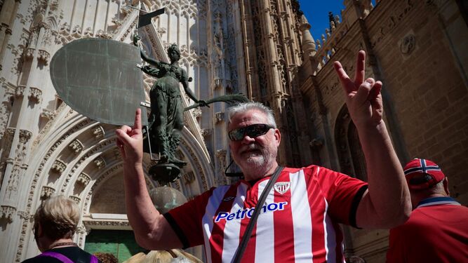 Un aficionado del Athletic Club de Bilbao junto a la réplica del Giraldillo.